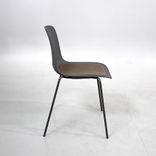 Begagnad matstol från Lammhults, modell Grade. Med skal i mörkgrått och sits i grönbrun. Stapelbar design. Mått: bredd 51 cm, djup 54 cm, höjd 78 cm.