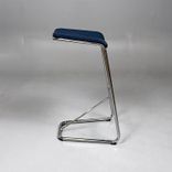 Begagnad barstol Add från Lammhults med mörkblå sits och kromat underrede. Mått: Bredd 46 cm, djup 47 cm och sitthöjd 78 cm. 