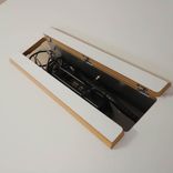 Begagnat konferensbord Disc från Skandiform med vit båtformad laminatskiva, kromunderrede. Mått: Höjd 72 cm, längd 210 cm, bredd 81–120 cm. 