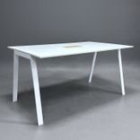 Begagnat projektbord Piece från Edsbyn i vitt med kabellucka i ask. Mått: bredd 210 cm, djup 124 cm och höjd 110 cm. 