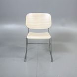 Begagnad stol från Offecct. Modell: Lite. Färg/material: vitpigmenterad eklaminat, stativ i krom. Mått (cm): Bredd 51 x Djup 54 x Höjd 78; Sitthöjd 45.