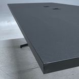 Begagnat konferensbord från Inoff i svart färg. Utrustad med integrerade uttag för el och USB-C. Mått: Bredd: 180 cm, Djup: 80 cm, Höjd: 72 cm.  