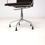 Begagnad konferensstol Atlas från Lammhults i brunt med kromad stålram. Mått: Höjd 50 cm, sittdjup 46 cm, sittbredd 42 cm. 