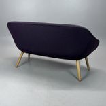 Begagnad soffa AALS från HAY i lila tyg och ben i ek. Mått: bredd 150 cm, djup 73 cm och höjd 81 cm, sitthöjd 40 cm. 