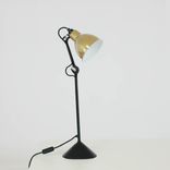 Begagnad bordslampa modell N205 Lampe Gras från DCW éditions. Tillverkad av robust stål i mässing och svart bas, Höjd 65 cm, lampskärmen 14 cm i diameter och basen mäter cirka 17 cm. 