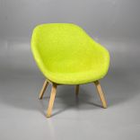Begagnad fåtölj från HAY, modell AAL82. Komfortabel med bred sittdel och helklädd i ljusgrönt, med askben. Mått: bredd: 76 cm, djup: 73 cm, höjd: 81 cm, sitthöjd: 36cm. 