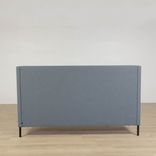 Begagnad soffa med hög rygg Mute från Mitab i blått tyg. Mått: Totalhöjd: 130 cm, Sitthöjd: 46 cm, Totalbredd: 223 cm. 