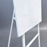 Begagnad whiteboard/blädderblockställ One från Lintex. Vit tavla kombinerat med blädderblocksställ på ett golvstativ. Mått: Bredd 70 cm, Höjd 196 cm. 
