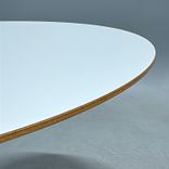 Begagnat barbord X-bone från Johanson Design. Rund vit skiva med fasad kant och kromat pelarstativ i x-form. Mått: Diameter 900 mm, Höjd 90 cm. 