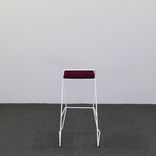 Begagnad barstol från Johanson Design. Modell: Speed BS 80 i rött med vitlackerade medben. Mått: Höjd: 89 cm, Sittbredd: 44 cm, Sittdjup: 52 cm, Sitthöjd: 80 cm 