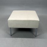 Begagnad beige sittpuff Havanna från Swedese med sandfärgat tyg, silverfärgade ben. Mått: Bredd 64 cm, djup 64 cm, höjd 45 cm. 