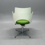 Begagnad konferensstol Cortina från Lammhults i grön tygklädsel, vitlaserat trä, kromat kryssunderrede. Mått: Bredd 56 cm, djup 59 cm, höjd 80 cm. 