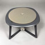 Begagnad gungpall från NC Möbler, modell Rock On. Klädsel i brunbeige färg och underrede mörkgrå. Mått: bredd 84 cm, djup 84 cm, höjd 45 cm. 