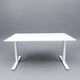 Begagnat höj-/sänkbart skrivbord i vit laminat. Inklusive kabelrännor för sladdhantering. Höjd 70 - 120 centimeter. 
