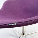 Begagnad fåtölj Palma från Offecct i lila tyg och kromat stativ. Mått: Bredd 82 cm, Djup 81 cm, Höjd 78 cm. 