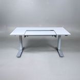Begagnat höj- och sänkbart skrivbord Dynadesk från Work Motions. Bordsskiva i grå/vit. Mått: Bredd 140 cm, djup 80 cm, justerbar höjd från 70 till 120 cm. 