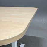 Begagnat konferensbord med bordsskiva i ask, rundade hörn och vitt stativ. Mått: Bredd 250 cm, djup 100 cm, höjd 72 cm. 