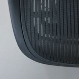Begagnad kontorsstol Aeron B från Herman Miller i svart. Mått: sitthöjd 40–55,2 cm 