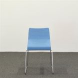Begagnad konferensstol Viper 280 från Materia med helklädd ljusblå sits, förkromade stålbensmedar. Mått: Bredd 50 cm, djup 50 cm, sitthöjd 45 cm. 