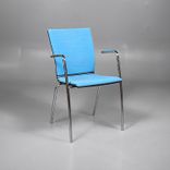 Begagnad konferensstol från EFG modell Sit.. Sits, stoppad med slitstark textil i ljusblå färg, rygg i svart, och ben i krom. Armstöd. Mått: Bredd 52 cm, Djup 56 cm, Höjd 81 cm, Sitthöjd 45 cm. 