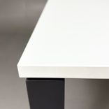Begagnat rektangulärt konferensbord från Steelcase. Med vit bordsskiva och mörkgrått stativ. Utrustad med kabellucka och kabelhål. Mått: Bredd 180 cm, Djup 120 cm, Höjd 72 cm. 