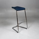 Begagnad barstol Add från Lammhults med mörkblå sits och kromat underrede. Mått: Bredd 46 cm, djup 47 cm och sitthöjd 78 cm. 