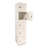 Begagnat Personalskåp i vit färg med fem låsbara luckor. Mått höjd av 191,5 cm, bredd av 40 cm och djup 45,5 cm. 