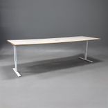 Begagnat konferensbord Links från Morgana i beige med plywoodkant, vita ben och  kabellucka. Mått: bredd 300 cm, djup 100 cm, höjd 74 cm.