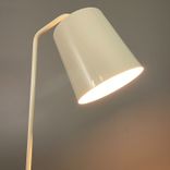 Begagnad golvlampa från Zero, modell Hide i vit färg med diameter på 30 cm och höjd på 186.5 cm.  