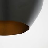 Begagnad taklampa Beat Fat från Tom Dixon i svart matt svart finish, insida i mässing. Mått: höjd 30 cm och diameter 24 cm.  