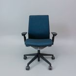 Begagnad Kontorsstol Think, från Steelcase i mörkgrå färg, med meshrygg. Mått: justerbar sitthöjd på mellan 41 till 53 cm. 
