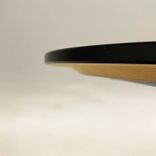 Begagnat soffbord med rund vit bordsskiva med fasade kanter samt ett silverfärgat pelarstativ. Mått: Diameter 50 cm, höjd 52 cm. 