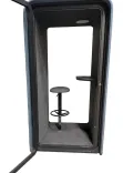 Begagnat telefonbås PodBooth från Martela i blått, med bord och stol. Mått: Höjd 228 cm x Bredd 115 cm x Djup 120 cm. 