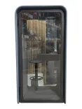 Begagnat telefonbås PodBooth från Martela i blått, med bord och stol. Mått: Höjd 228 cm x Bredd 115 cm x Djup 120 cm. 