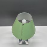 Begagnad bordslampa Costanza från Luceplan i grönt med stativ i satinborstat aluminium. Mått: Bredd 40 cm, höjd 80 cm. 