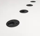 Begagnat Projektbord från Edsbyn. Vit bordsskiva med fyra PowerDots för eluttag och USB-A, grå ben. Mått: Höjd 90 cm, Bredd 180 cm, Djup 120 cm. 