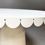Begagnat konferensbord i vitt. Mått: diameter 150 cm och höjd 78 cm.  