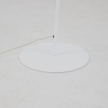 Begagnad golvlampa från Fambuena i vitt. Mått: Höjd 170 cm, lampskärmens diameter 38 cm och kabellängd 146 cm. 