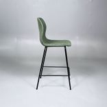 Begagnad barstol från Johanson Design, modell Pelican 08-65. Klädd i grönt tyg med svart underrede. Mått: Bredd 47 cm x Djup 50 cm x höjd 99 cm x Sitthöjd 65 cm. 