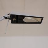 Begagnad skrivbordslampa Air från Glamox Luxo i grått. Mått: Höjd 56 cm, skärmbredd 17 cm och fotbredd 20 cm. 