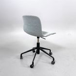 Begagnad stol med hjul från HAY modell AAC51 klädd i ljusgrönt tyg, Underrede i svart. Mått: Bredd 69 cm x Djup 69 cm x Höjd 74-87 cm. 
