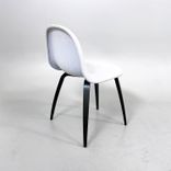 Begagnad konferensstol från Gubi Modell 3D Dining chair. I ljusgrå färg med svarta ben. Mått: bredd 51 cm, djup 50 cm, total höjd 82 cm och sitthöjd 48 cm. 