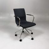 Begagnad stol med hjul Flex F-228 från Skandiform i mörkgrå klädsel, kromat underrede och armstöd. Mått: Bredd 62 cm, djup 60 cm, höjd 88 cm och sitthöjd 46 cm 