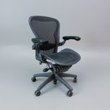 Begagnad kontorsstol Aeron B från Herman Miller i svart. Mått: sitthöjd 40–55,2 cm 