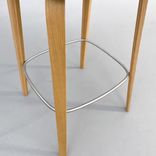 Begagnad barstol Visu från Muuto med sits i brunt skinn, ben i ek. Mått: bredd 41.3 cm, djup 40.1 cm, höjd 79 cm, sitthöjd 65 cm. 