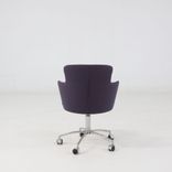 Begagnad stol med hjul Zen från Gärsnäs i mörklila tyg. Mått: Höjd 82 cm och sitthöjd 45 cm.