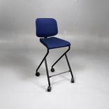 Begagnad barstol Add Move från Lammhults med mörkblå tygklädsel, svart underrede, hjul och fotstöd. Mått: Bredd 48 cm, djup 56 cm och sitthöjd 63 cm.
