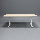 Begagnat konferensbord med bordsskiva i ask, rundade hörn och vitt stativ. Mått: Bredd 250 cm, djup 100 cm, höjd 72 cm. 