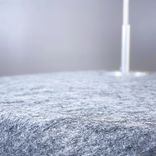 Begagnad taklampa från Valoa, modell Noa. Rund form klädd i grått filtmaterial. Mått: Diameter på 50 cm. 