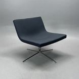 Begagnad fåtölj Bond från Offecct. I grått tyg med ett kromat kryssunderrede. Mått: bredd 68 cm, djup 67 cm och höjd 69 cm. 